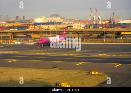 NEWARK, NJ-30 Mar 2019 - Ansicht eines Airbus A321 Flugzeug von isländischen Ultra Low Cost Airline WOW Luft (WW) am Newark Liberty International Air geparkt Stockfoto