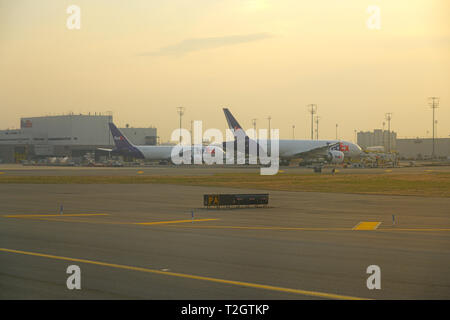 NEWARK, NJ-30 Mar 2019 - Flugzeuge aus Lieferung unternehmen Federal Express am Fedex Logistik Drehscheibe im internationalen Flughafen Newark Liberty (EWR) Stockfoto