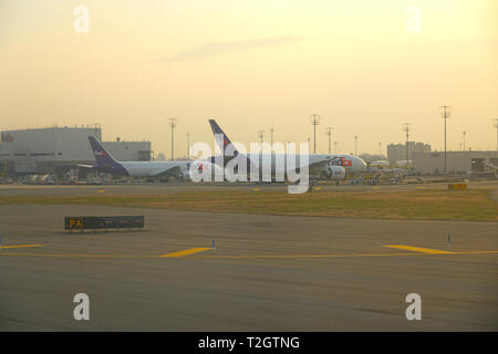 NEWARK, NJ-30 Mar 2019 - Flugzeuge aus Lieferung unternehmen Federal Express am Fedex Logistik Drehscheibe im internationalen Flughafen Newark Liberty (EWR) Stockfoto