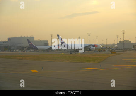 NEWARK, NJ-30 Mar 2019 - Flugzeuge aus Lieferung unternehmen Federal Express am Fedex Logistik Drehscheibe im internationalen Flughafen Newark Liberty (EWR) Stockfoto