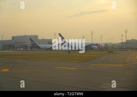 NEWARK, NJ-30 Mar 2019 - Flugzeuge aus Lieferung unternehmen Federal Express am Fedex Logistik Drehscheibe im internationalen Flughafen Newark Liberty (EWR) Stockfoto