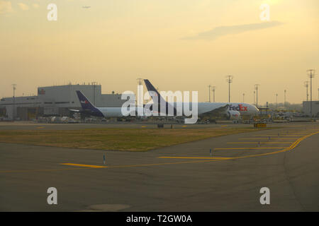 NEWARK, NJ-30 Mar 2019 - Flugzeuge aus Lieferung unternehmen Federal Express am Fedex Logistik Drehscheibe im internationalen Flughafen Newark Liberty (EWR) Stockfoto