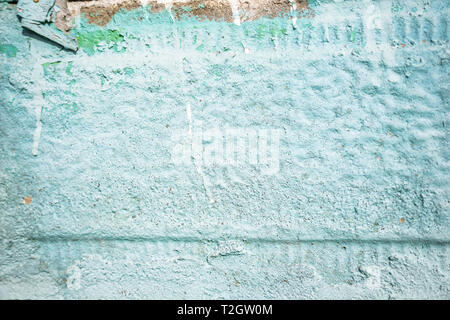 Eine Nahaufnahme der ein Fragment eines alten ländlichen Tür. Stone Fence in grün und Metall mit Ornamenten bemalt. Flache Tiefenschärfe, Textur, Hintergrund Stockfoto