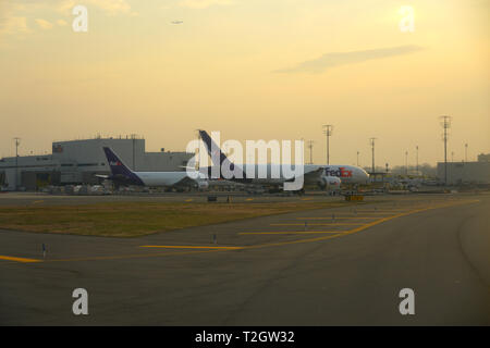 NEWARK, NJ-30 Mar 2019 - Flugzeuge aus Lieferung unternehmen Federal Express am Fedex Logistik Drehscheibe im internationalen Flughafen Newark Liberty (EWR) Stockfoto