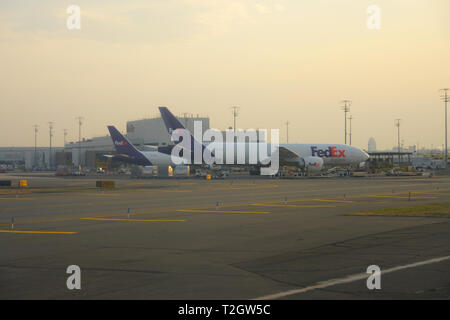 NEWARK, NJ-30 Mar 2019 - Flugzeuge aus Lieferung unternehmen Federal Express am Fedex Logistik Drehscheibe im internationalen Flughafen Newark Liberty (EWR) Stockfoto