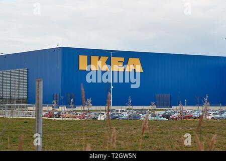 Ikea Zeichen auf blauen Wand Stockfoto