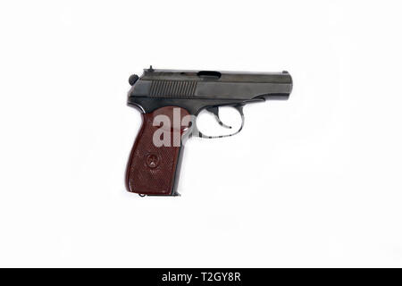 Alte sowjetische Makarov Pistole auf weißem Hintergrund. Stockfoto