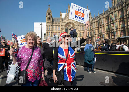 Tausende von Verlassen Unterstützer im Parlament Platz versammelt, um gegen die Verzögerung zu Brexit zu protestieren, an dem Tag, an dem im Vereinigten Königreich hatte die EU am 29. März 2019 in London, Vereinigtes Königreich zu verlassen. Als Parlament debattiert und in der Commons gestimmt, die Ablehnung des Widerrufs Abkommen wieder, ausserhalb in Westminster verschiedene Gruppen von Demonstranten, darunter die gelben Jacken, Lassen bedeutet, Unterstützer und der Demokratischen Fußball Jungs Alliance, lassen Sie gesammelt, Stimme ihren Wunsch, die Europäische Union zu verlassen, und ihre Frustration, dass Brexit nicht geliefert wird, winken Union Fahnen und Glauben an Britai Stockfoto