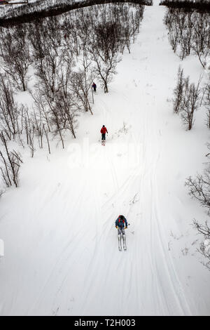 Skifahrer absteigend Berg Nuolja in Schweden Stockfoto