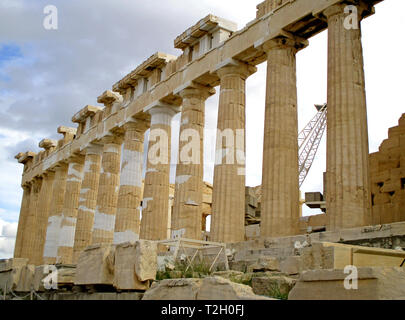 Parthenon Antike griechische Tempel im Rahmen der Restaurierungsarbeiten, Hügel der Akropolis von Athen, Griechenland Stockfoto
