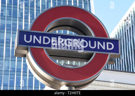 Die Londoner U-Bahn roundel, Victoria Station, Victoria Street, London. Großbritannien Stockfoto