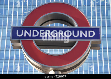 Die Londoner U-Bahn roundel, Victoria Station, Victoria Street, London. Großbritannien Stockfoto