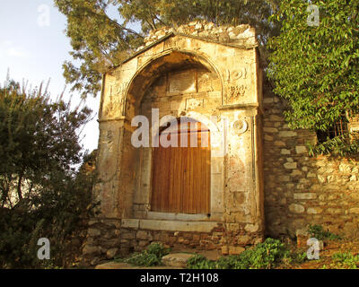 Hölzerne Tür an der Fassade der alten Gebäude im historischen Viertel Plaka in Athen, Griechenland Stockfoto