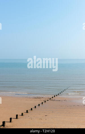 Ruhe Frühling an der Walton auf Naze, mit Blick auf das Meer Stockfoto