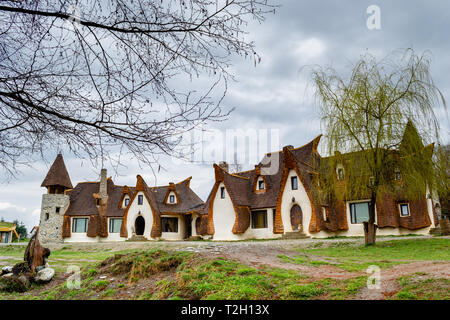 Porumbacu de Sus, Rumänien - 26. März 2019: "Castelul de Lut Valea Zanelor', beliebte touristische Attraktion in der Nähe von Sibiu, Siebenbürgen. Low Angle Fair Stockfoto