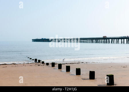 Walton auf naze Strand und Pier auf einem noch Frühling Stockfoto