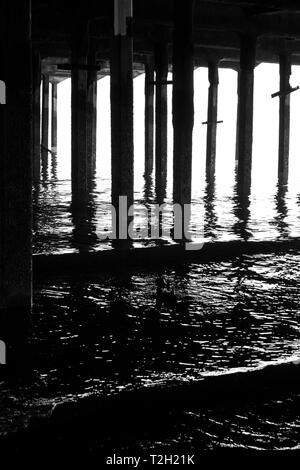 Sanfte Wellen unter dem Pier an der Walton auf Naze Stockfoto