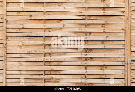 Ungefärbtes wicker Wand aus Kiefernholz Boards, Hintergrund Foto Textur Stockfoto