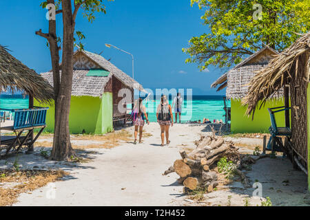 Februar 2019. Ko Lipe Tarutao National Marine Park Thailand. Ein Blick auf die Touristen zu Fuß zum Strand in Ko Lipe Tarutao National Marine Park Thailand Stockfoto
