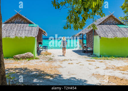 Februar 2019. Ko Lipe Tarutao National Marine Park Thailand. Ein Blick auf die Touristen zu Fuß zum Strand in Ko Lipe Tarutao National Marine Park Thailand Stockfoto