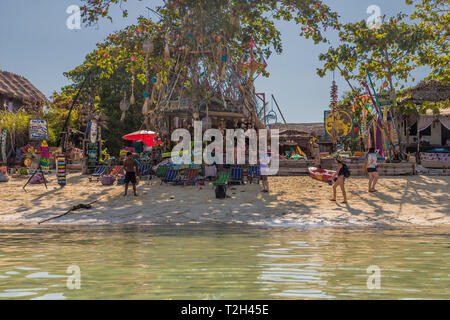 Februar 2019. Ko Lipe Tarutao National Marine Park Thailand. Ein Blick auf das Cest la vie Beach Bar in Ko Lipe Tarutao National Marine Park Thailand Stockfoto