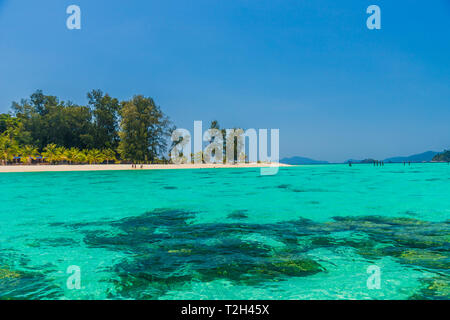 Februar 2019. Ko Lipe Ko Lipe Tarutao National Marine Park Thailand. Ein Blick auf den Strand auf Ko Lipe in Thailand. Stockfoto