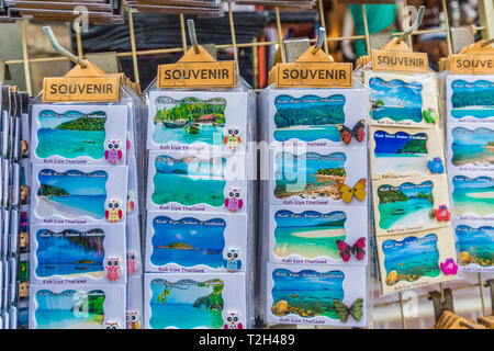 Februar 2019. Ko Lipe Tarutao National Marine Park Thailand. Ein Blick auf die Postkarten zum Verkauf in Ko Lipe Tarutao National Marine Park Thailand Stockfoto
