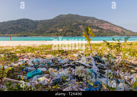 Februar 2019. Ko Lipe Tarutao National Marine Park Thailand. Eine Ansicht von Kunststoffabfällen in Ko Lipe Tarutao National Marine Park Thailand Stockfoto