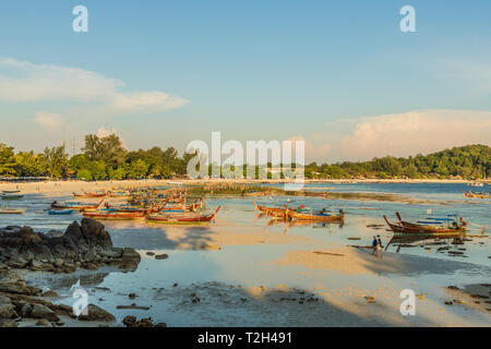Februar 2019. Ko Lipe Tarutao National Marine Park Thailand. Ein Blick auf den Long Tail Boote in Ko Lipe Tarutao National Marine Park Thailand Stockfoto