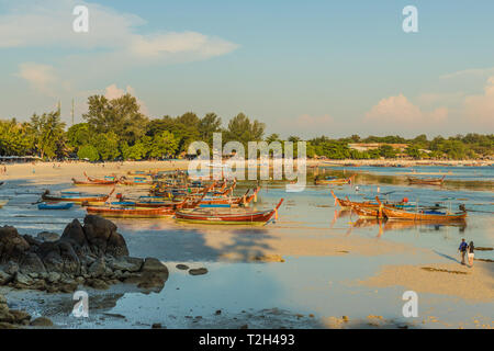 Februar 2019. Ko Lipe Tarutao National Marine Park Thailand. Ein Blick auf den Long Tail Boote in Ko Lipe Tarutao National Marine Park Thailand Stockfoto
