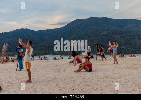 Februar 2019. Ko Lipe Tarutao National Marine Park Thailand. Ein Blick auf die Bilder bei Sonnenuntergang in Ko Lipe Tarutao National Marine Park Thailan Stockfoto
