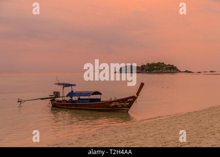 Februar 2019. Ko Lipe Tarutao National Marine Park Thailand. Ein Blick auf die Boote bei Sonnenuntergang in Ko Lipe Tarutao National Marine Park Thailand Stockfoto