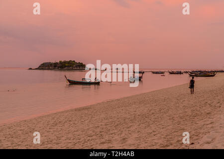 Februar 2019. Ko Lipe Tarutao National Marine Park Thailand. Ein Blick auf die Boote bei Sonnenuntergang in Ko Lipe Tarutao National Marine Park Thailand Stockfoto