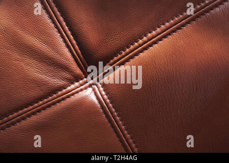 Braun aus echtem Leder mit Nieten, Hintergrund, Textur, bis schließen Foto Stockfoto