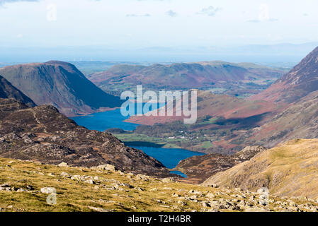 Blick auf Crummock Water und buttermere von einem hohen fiel in der Lake District National Park in der Grafschaft Cumbria, North West England, UK. Stockfoto