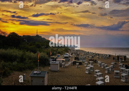 Liegen am Strand Sonnenuntergang am Strand in Heringsdorf auf der Insel Usedom. Ostsee in Deutschland Stockfoto