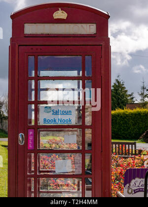 Alte rote Telefonzelle konvertiert Leihbibliothek in conservation Village zu buchen, East Saltoun, East Lothian, Schottland, Großbritannien Stockfoto