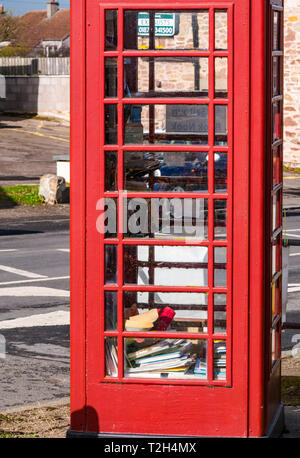 Alte rote Telefonzelle konvertiert Leihbibliothek in conservation Village zu buchen, East Saltoun, East Lothian, Schottland, Großbritannien Stockfoto