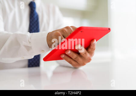 Nahaufnahme des mittleren Alters mit Tablet Mann Stockfoto