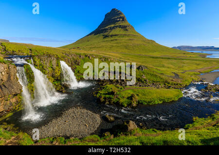 Kirkjufellsfoss Wasserfall und Kirkjufell Berg in Grundarfjordur, Island, Europa Stockfoto