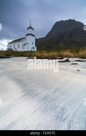 Kirche von Strand auf Gimsoya, Lofoten, Norwegen, Europa Stockfoto