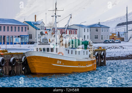 Angeln Boot vertäut am Steg in der Ortschaft Flateyri entlang Önundarfjörður (Fjord) in den Westfjorden Islands [kein Eigentum Freigabe; verfügbare fo Stockfoto