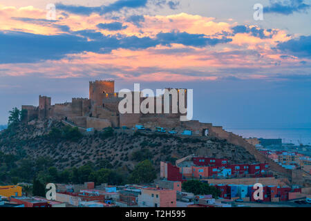 Die Alcazaba alten maurischen Burg und Festung auf dem Hügel bei Sonnenaufgang, Almeria, Andalusien, Spanien Stockfoto