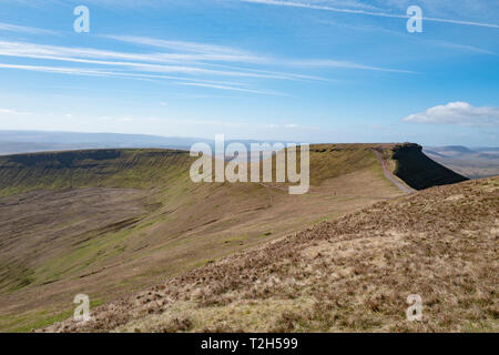 Atemberaubende Aussicht Mais Du von Pen y Fan in die Brecon Beacons South Wales Stockfoto