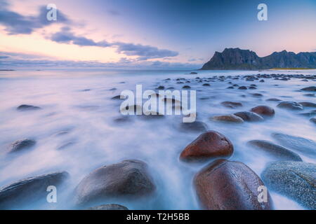 Lange Belichtung geschossen von Felsen am Strand in Uttakleiv Vestvagoy, Norwegen, Europa Stockfoto