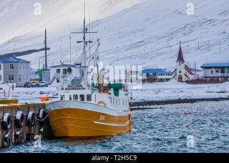 Angeln Boot vertäut am Steg in der Ortschaft Flateyri entlang Önundarfjörður (Fjord) in den Westfjorden Islands [kein Eigentum Freigabe; verfügbare fo Stockfoto