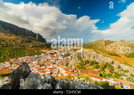 Weiße Stadt von Montejaque von Bergen in der Serranía de Ronda, Spanien, Europa Stockfoto