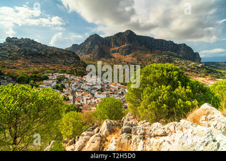 Weiße Stadt von Montejaque von Bergen in der Serranía de Ronda, Spanien, Europa Stockfoto