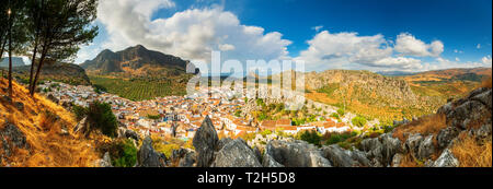 Panorama der Weißen Stadt Montejaque von Bergen in der Serranía de Ronda, Spanien, Europa Stockfoto