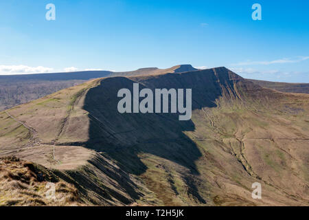 Atemberaubende Aussicht auf Cribyn, Pen y Fan und Mais Du von der Oberseite der Lüfterhaube y Big in die Brecon Beacons South Wales Stockfoto